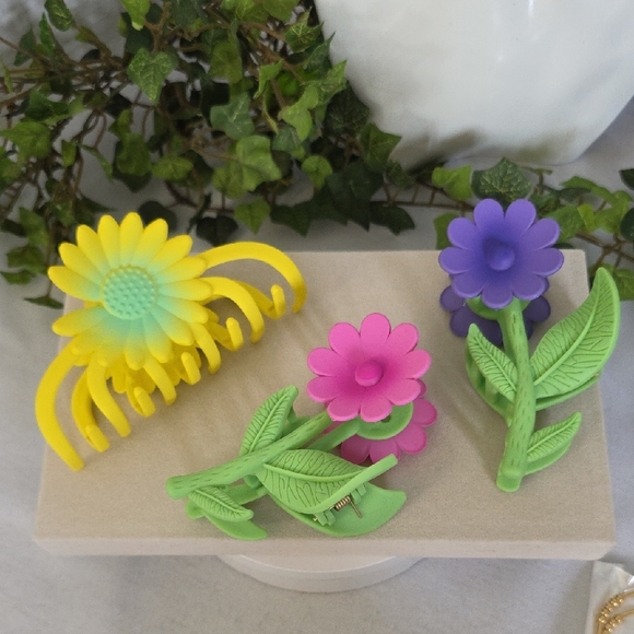 3 Flower Claw Hair Clip Set - Picture 1 of 8